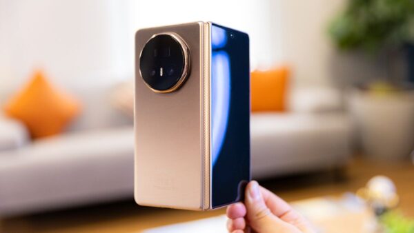 Novo celular dobrável vai bater recorde de carregamento rápido; veja