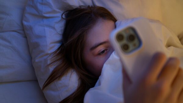 Quanto tempo de tela por dia começa a afetar o sono? O que dizem médicos