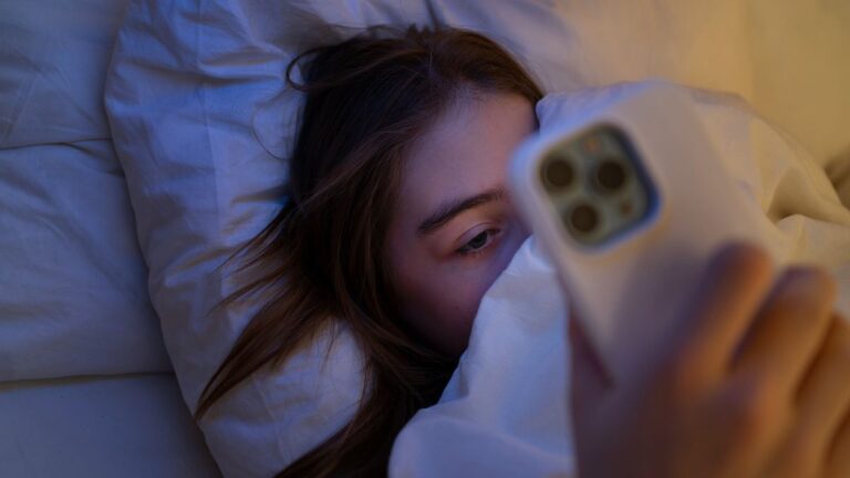 Quanto tempo de tela por dia começa a afetar o sono? O que dizem médicos