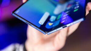 Reparo de telas dobráveis da Samsung deve ficar mais barato; entenda
