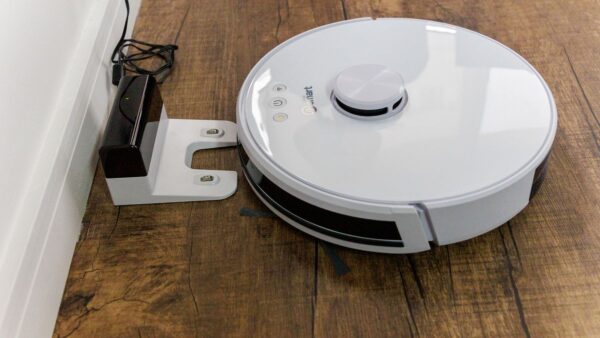 Robô que aspira e passa pano em casa grande sai por menos de R$ 700 na Kabum