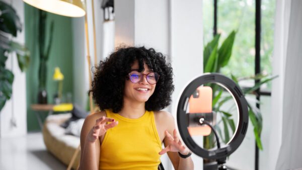 Santander lança curso grátis de IA para criadores de conteúdo no YouTube