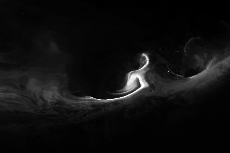 Satélite espia a aurora boreal sobre a Islândia e o Canadá, foto do dia de 23 de fevereiro de 2026