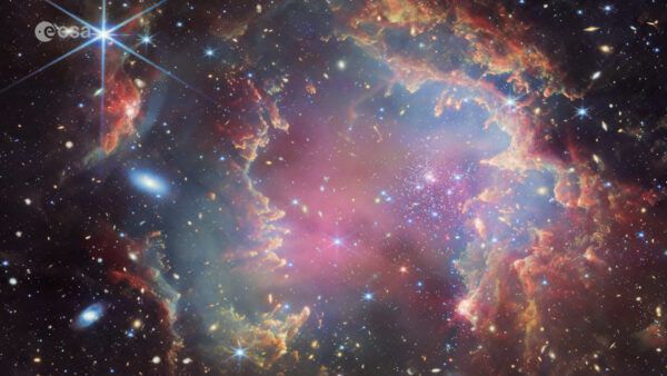 Voe pelas paisagens cósmicas de Webb