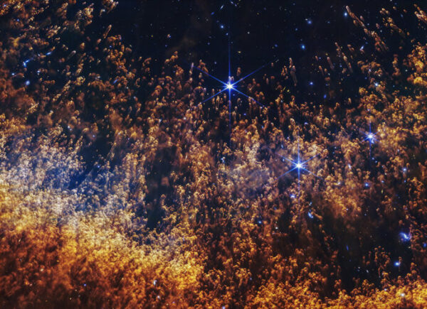 Webb revela a nebulosa Helix em detalhes brilhantes