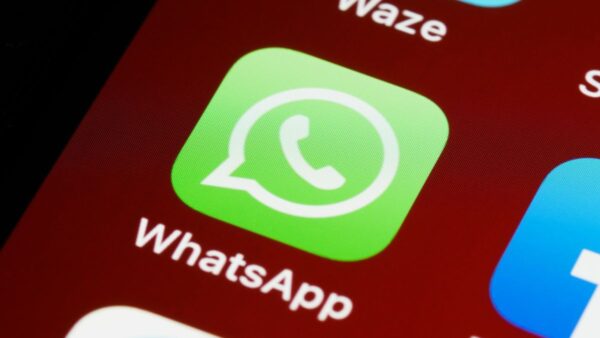 WhatsApp vai levar o visual do iOS 26 para as conversas, antecipa portal
