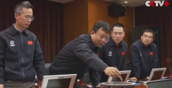 ‘Algumas das rachaduras penetraram’: astronautas chineses revelam novos detalhes sobre a espaçonave que os ‘prendeu’ no espaço no ano passado