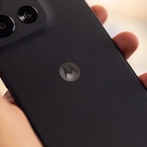 Amazon joga preço do Moto G86 no chão; celular bate menor valor histórico