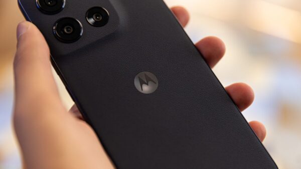 Amazon joga preço do Moto G86 no chão; celular bate menor valor histórico