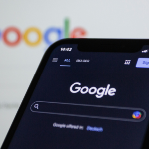 Buscas por 'nudify' batem recorde e FGV cobra ação do Google