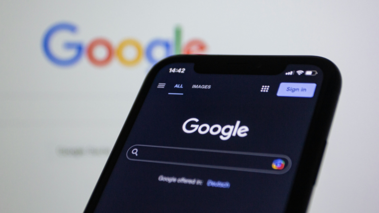 Buscas por 'nudify' batem recorde e FGV cobra ação do Google