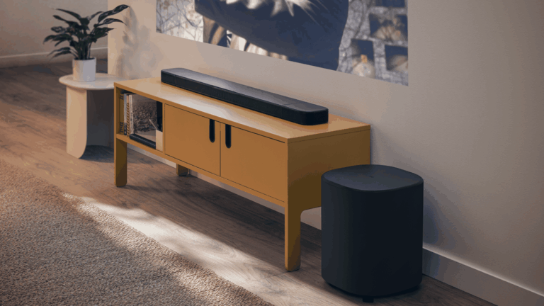Novas soundbars da JBL chegam ao Brasil com Dolby Atmos e até 785 W de potência