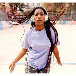 Novo fone da JBL chega ao Brasil com bateria gigante para 76 horas de música