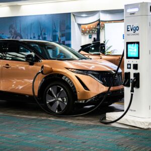 Recarga rápida para carros elétricos cresce quase 200% em um ano no Brasil