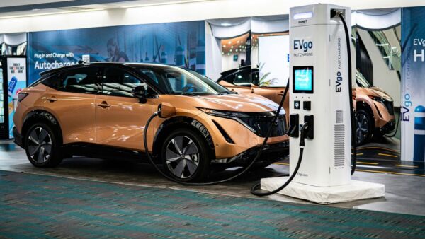 Recarga rápida para carros elétricos cresce quase 200% em um ano no Brasil