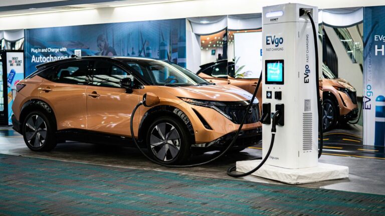 Recarga rápida para carros elétricos cresce quase 200% em um ano no Brasil