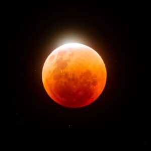 Por que o Brasil não viu a Lua de Sangue do eclipse de março?