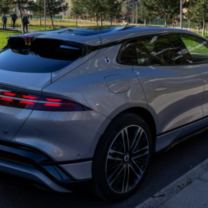 Novo carro elétrico chinês de luxo rompe barreira dos 1.000 km por carga