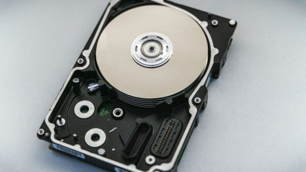 Por que a Inteligência Artificial está "roubando" até os antigos HDDs