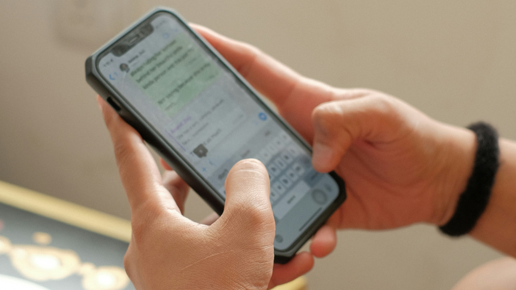 Pessoa envia mensagem no WhatsApp