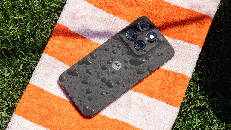 Novos baratinhos da Motorola chegaram ao Brasil: conheça os Moto G77 e G67