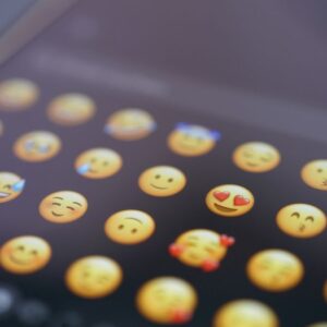 Apple libera iOS 26.4 com novos emojis para o iPhone