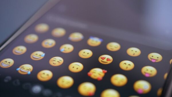 Apple libera iOS 26.4 com novos emojis para o iPhone