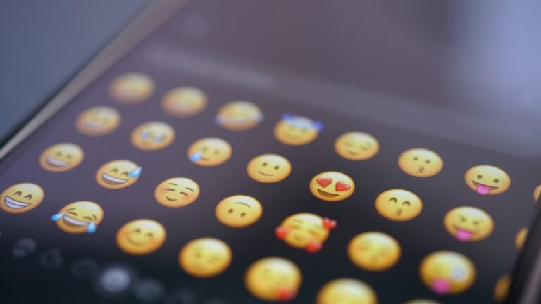 Apple libera iOS 26.4 com novos emojis para o iPhone