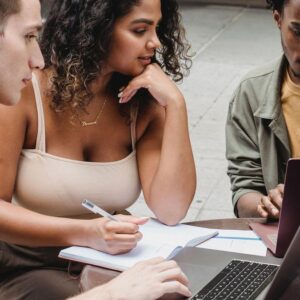 Magalu oferece 5 mil bolsas gratuitas para curso de back-end com Python