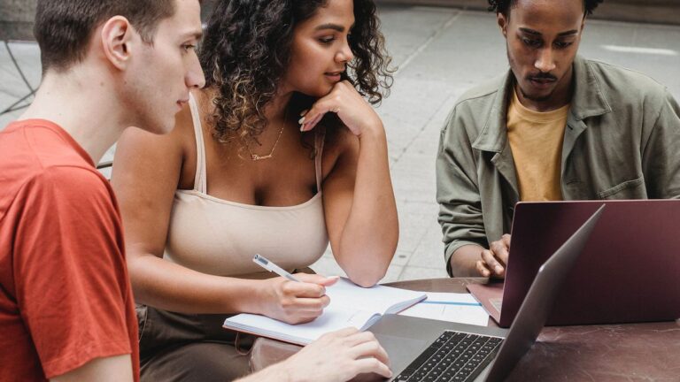 Magalu oferece 5 mil bolsas gratuitas para curso de back-end com Python