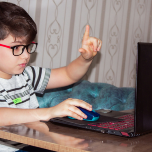 Nova plataforma usa gamificação para ensinar programação e IA a crianças