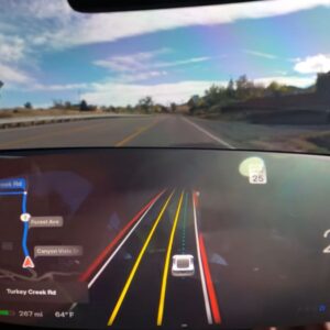 Piloto automático da Tesla "enlouquece" e quase causa acidente com trem; veja