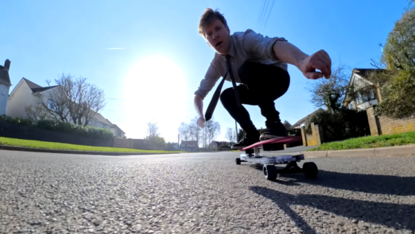 Hoverboard de "De Volta Para o Futuro" é recriado em garagem por youtuber