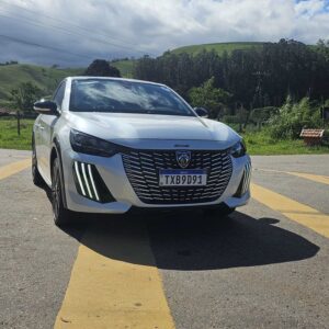 Peugeot derruba preço do 208 GT e híbrido fica mais em conta que Fiat Cronos