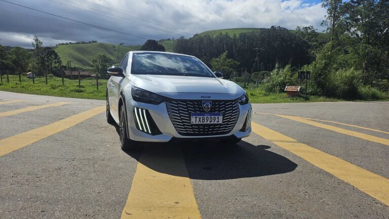 Peugeot derruba preço do 208 GT e híbrido fica mais em conta que Fiat Cronos