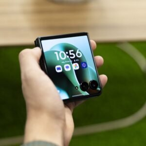 Celular dobrável da Motorola ganha certificação com recargas mais rápidas