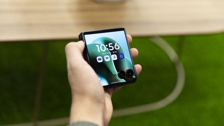 Celular dobrável da Motorola ganha certificação com recargas mais rápidas