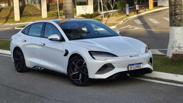 BYD derruba preço e esportivo elétrico sai por valor de Commander