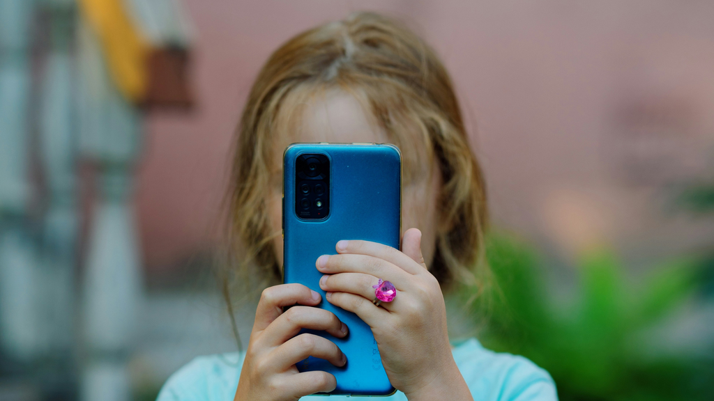 criança com celular