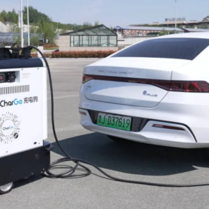 Fim da briga por tomada? Robô na China vai até o carro para carregar a bateria