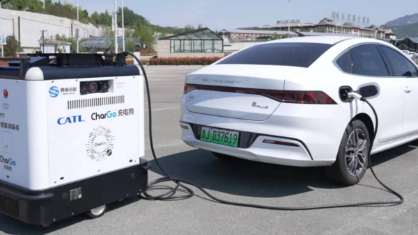 Fim da briga por tomada? Robô na China vai até o carro para carregar a bateria