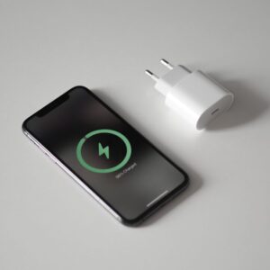 Quanto custa carregar o celular por ano? Veja o impacto real na conta de luz