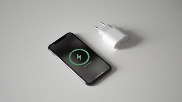 Quanto custa carregar o celular por ano? Veja o impacto real na conta de luz