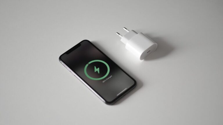 Quanto custa carregar o celular por ano? Veja o impacto real na conta de luz