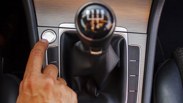 5 erros que você comete ao trocar a marcha que destroem a embreagem