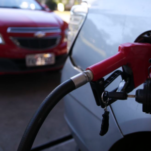 Por que o etanol aumenta de preço junto com a gasolina