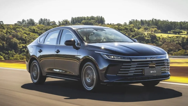BYD derruba preço do King GL e sedan híbrido fica mais em conta que Onix Plus