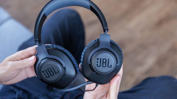 Headset JBL Quantum 100M2 está em promoção no Mercado Livre; gamer mais vendido