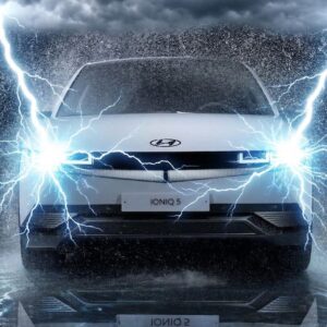 Posso ser eletrocutado se um raio atingir o carro elétrico? Ciência explica