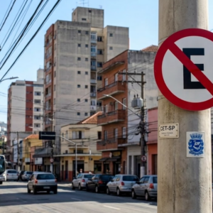 Infração de trânsito anula direito à indenização por danos no carro?